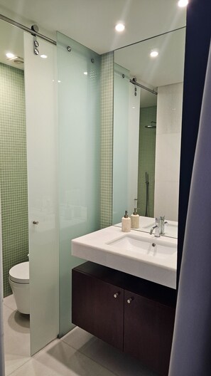 Shower, bidet, towels - Tróia Atlantic Residence with Pool (Península de Tróia)