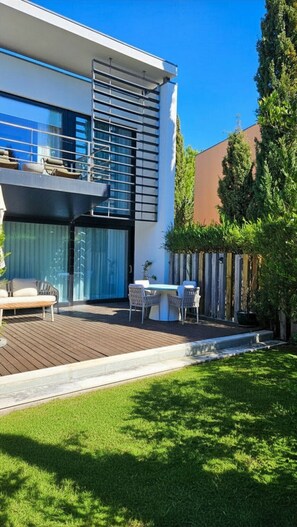 Outdoor dining - Tróia Atlantic Residence with Pool (Península de Tróia)
