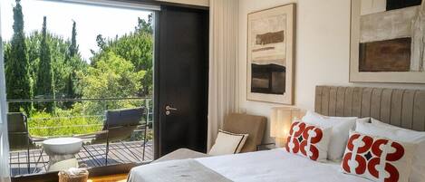 Tabla de planchar con plancha, wifi gratis y ropa de cama