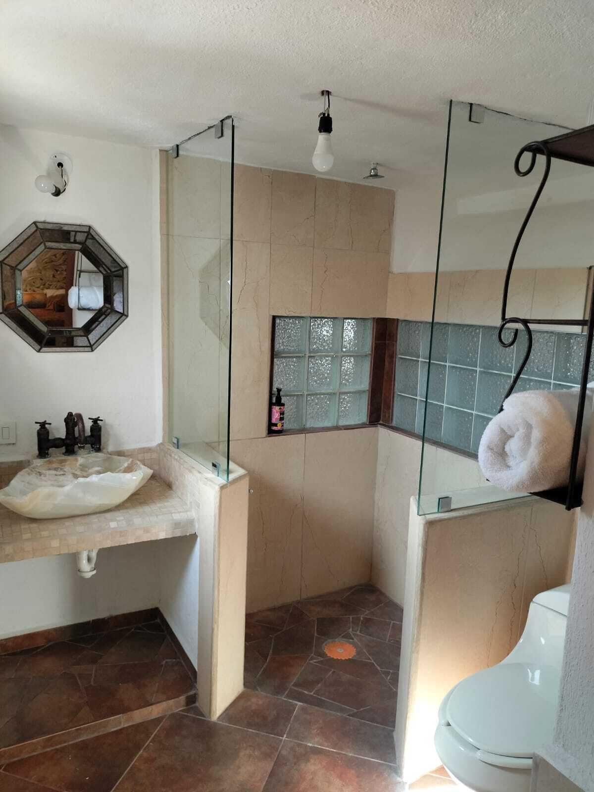 Casa Confort | Baño | Ducha, toallas, jabón y champú