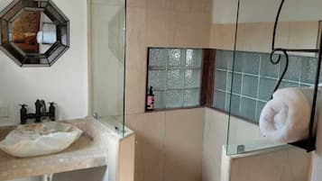 Casa Confort | Baño | Regadera, toallas, jabón, shampoo