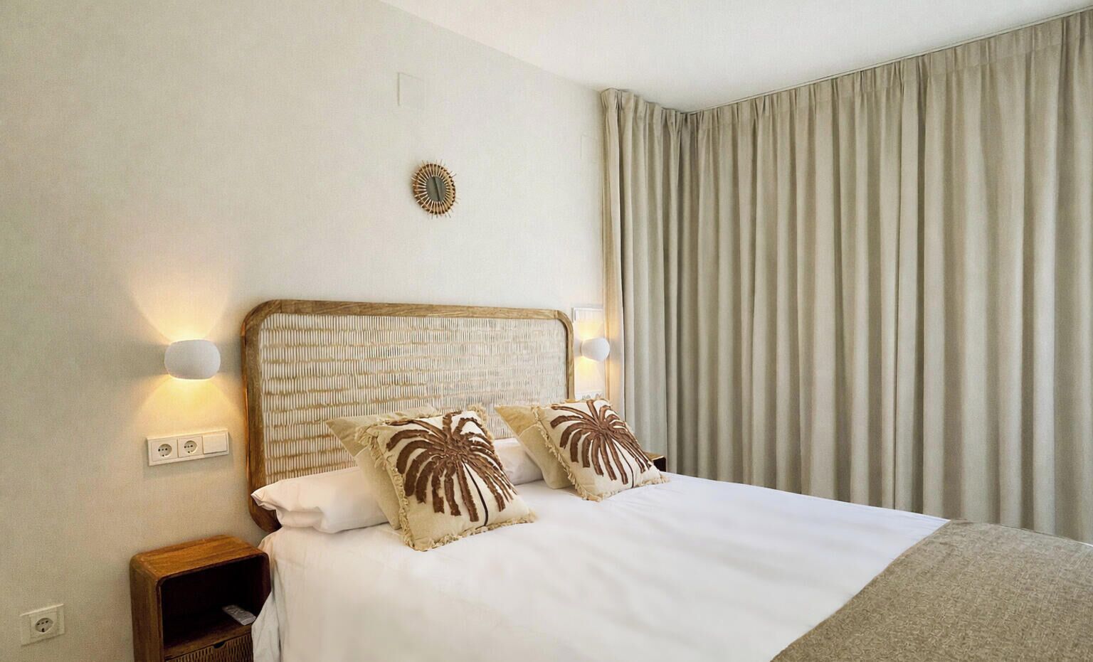 Iron/ironing board, free WiFi, bed sheets