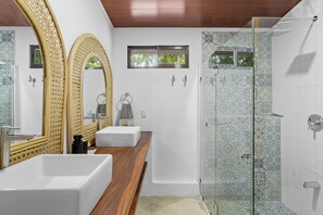 Shower, towels, soap, toilet paper - Soothing 3-bedroom house with AC in tranquil Cabuya (Cabuya)