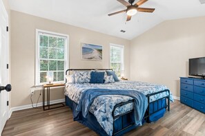 3 bedrooms, iron/ironing board, free WiFi, bed sheets - Experience Oak Island at Stitch by the Sea, a cozy 3-bedroom retreat for 10. (Oak Island)