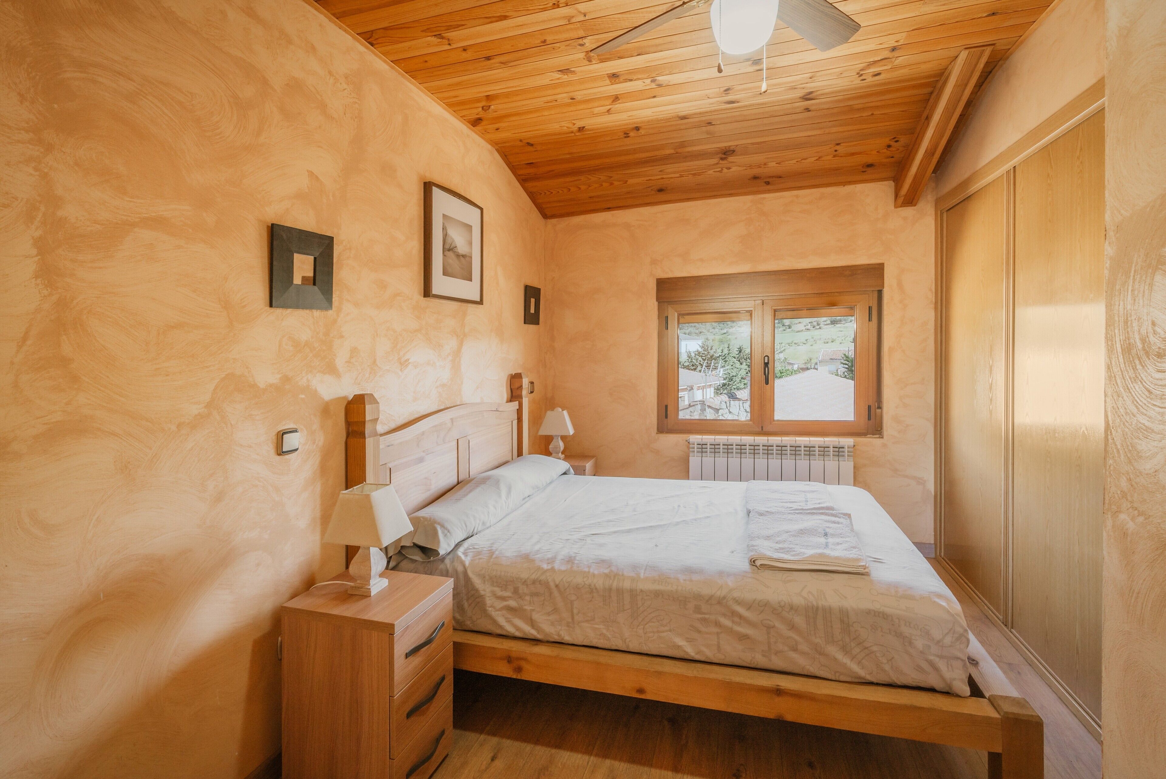 10 chambres, fer et planche à repasser, Wi-Fi, draps fournis