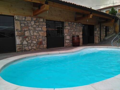 Rural House 'Gemelas Del Duratón' with Mountain Views, Private Garden and Wi-Fi
