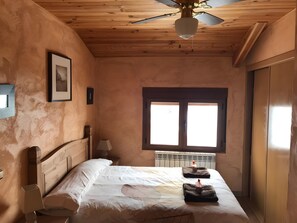 5 bedrooms, iron/ironing board, WiFi, bed sheets - Casa Rural 'Sanz' with Mountain Views, Shared Pool and Wi-Fi (Castro de Fuentidueña)