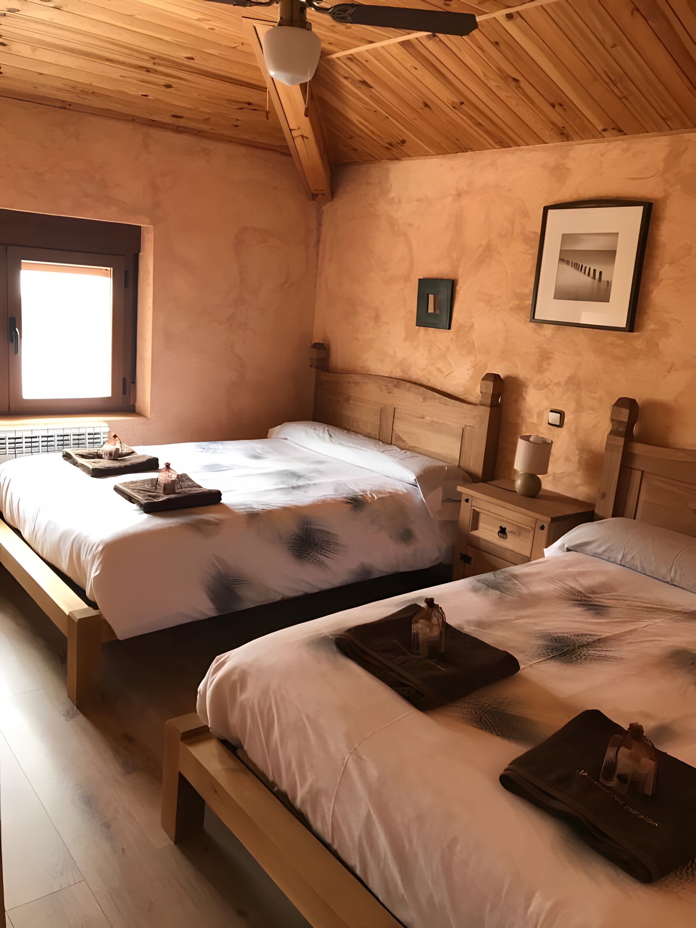 5 bedrooms, iron/ironing board, WiFi, bed sheets