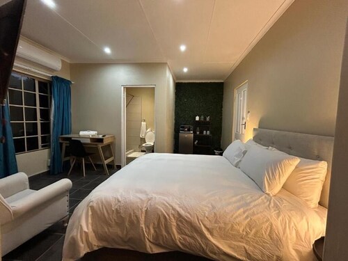 3-bedroom bed & breakfast in welcoming Centurion with AC