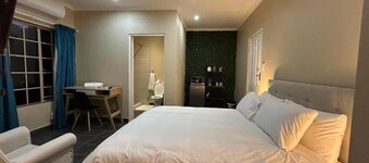 3-bedroom bed & breakfast in welcoming Centurion with AC