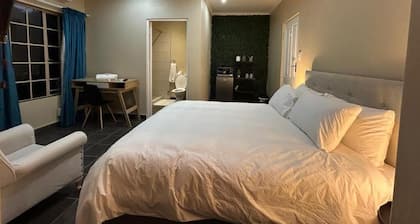 3-bedroom bed & breakfast in welcoming Centurion with AC