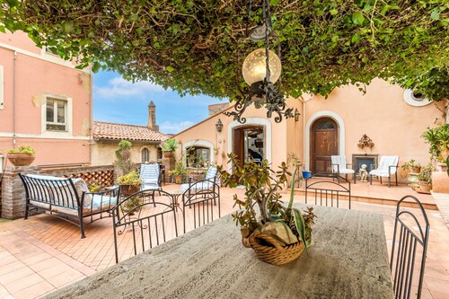 Villa 'Margherita - Taormina Storica' with Private Garden, Wi-Fi and Air Conditioning
