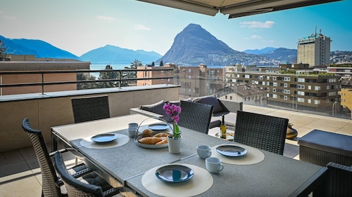 Luxury Central Three-bedroom Penthouse Lake View