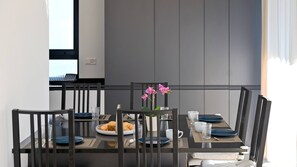 Apartment, 3 Schlafzimmer, barrierefrei, Balkon | Esszimmer