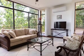 Living area - Tranquil 3-bedroom villa with Private Pool, AC in Tarcoles (Tarcoles)