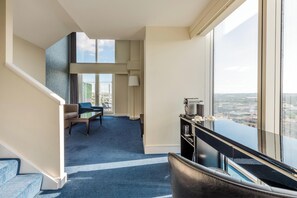 Suite presidencial, balcón, vista al puerto | Área de sala de estar