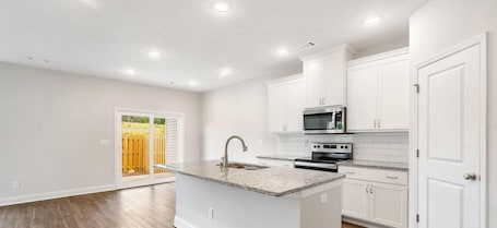 専用キッチン. Cozy 3BR Townhome with 2.5 Baths – Minutes to Augusta & Riverwalk