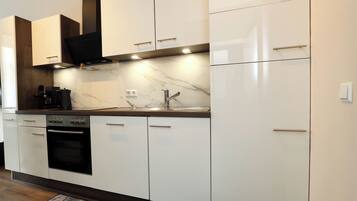 Coffee/tea maker, fridge, microwave, oven