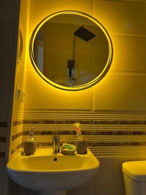 Comfort Double Room, Balcony, Garden View | Bathroom | Shower - Hotel sataplia (Tsqaltubo)