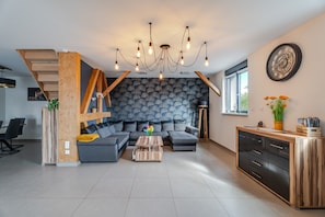 TV, fireplace - Gîte kymsourit: Spacious 4-Star Cottage with Pool and Sauna (Sand)