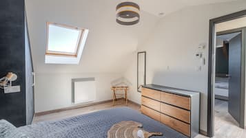 4 bedrooms, iron/ironing board, WiFi, bed sheets