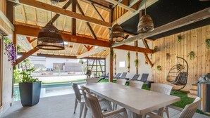 Outdoor dining - Gîte kymsourit: Spacious 4-Star Cottage with Pool and Sauna (Sand)