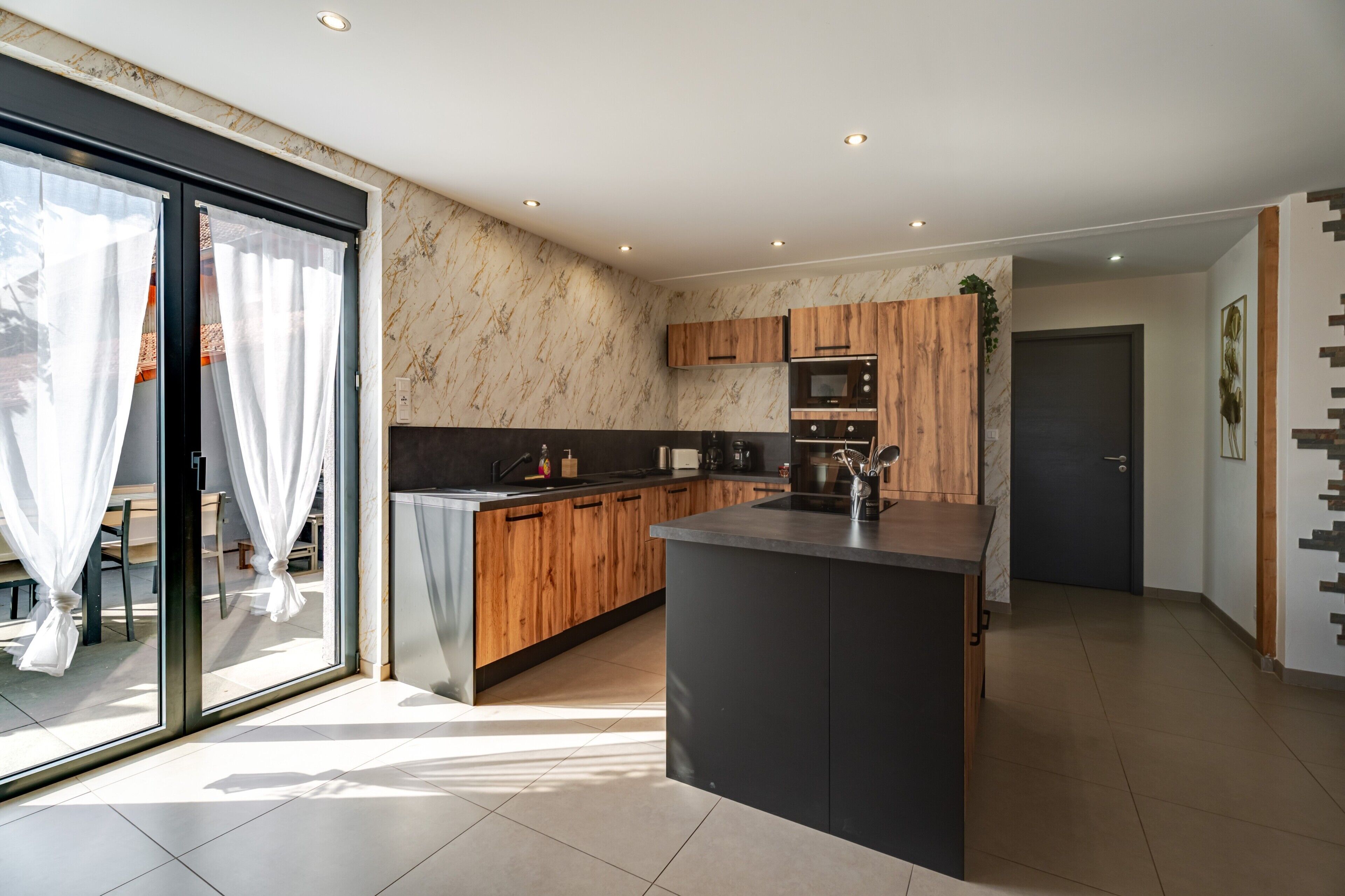 Coffee/tea maker, fridge, microwave, oven