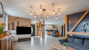 TV, fireplace - Gîte kymsourit: Spacious 4-Star Cottage with Pool and Sauna (Sand)