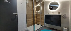 Shower, hair dryer, towels - Gîte kymsourit: Spacious 4-Star Cottage with Pool and Sauna (Sand)