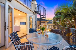 Outdoor dining - Sunsets at the Shore House (San Diego)
