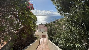 A pathway leading to a building with a view of the sea. - MALLORCA 13 Canyelles Roses (Rosas / Roses)