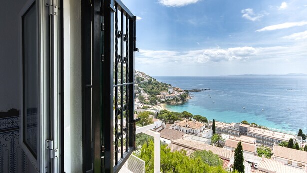 A balcony with a view of a coastal town, a clear sky, and a calm sea. - MALLORCA 13 Canyelles Roses (Rosas / Roses)