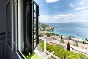 A balcony with a view of a coastal town, a clear sky, and a calm sea. - MALLORCA 13 Canyelles Roses (Rosas / Roses)