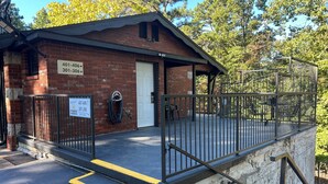 Exterior - Funky Studio Unit 402 | Trolley & Downtown (Eureka Springs)