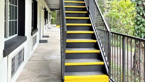 Exterior detail - Eureka Vibes | Walk to Downtown + Trolley unit 405 (Eureka Springs)