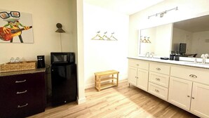 Interior - Eureka Vibes | Walk to Downtown + Trolley unit 405 (Eureka Springs)