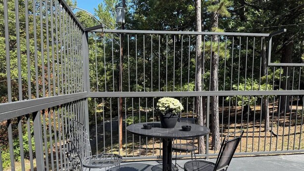 Outdoor dining - Eureka Vibes | Walk to Downtown + Trolley unit 405 (Eureka Springs)