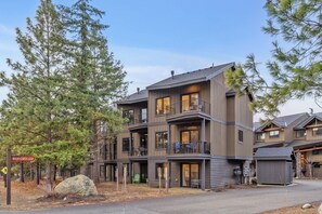 A multi-story building with balconies, large windows, and a sign indicating a Wildflower Loop. - 3BR Chef Kitch GameRM BBQ Steps to Hike Bike Golf Spa (Cle Elum)
