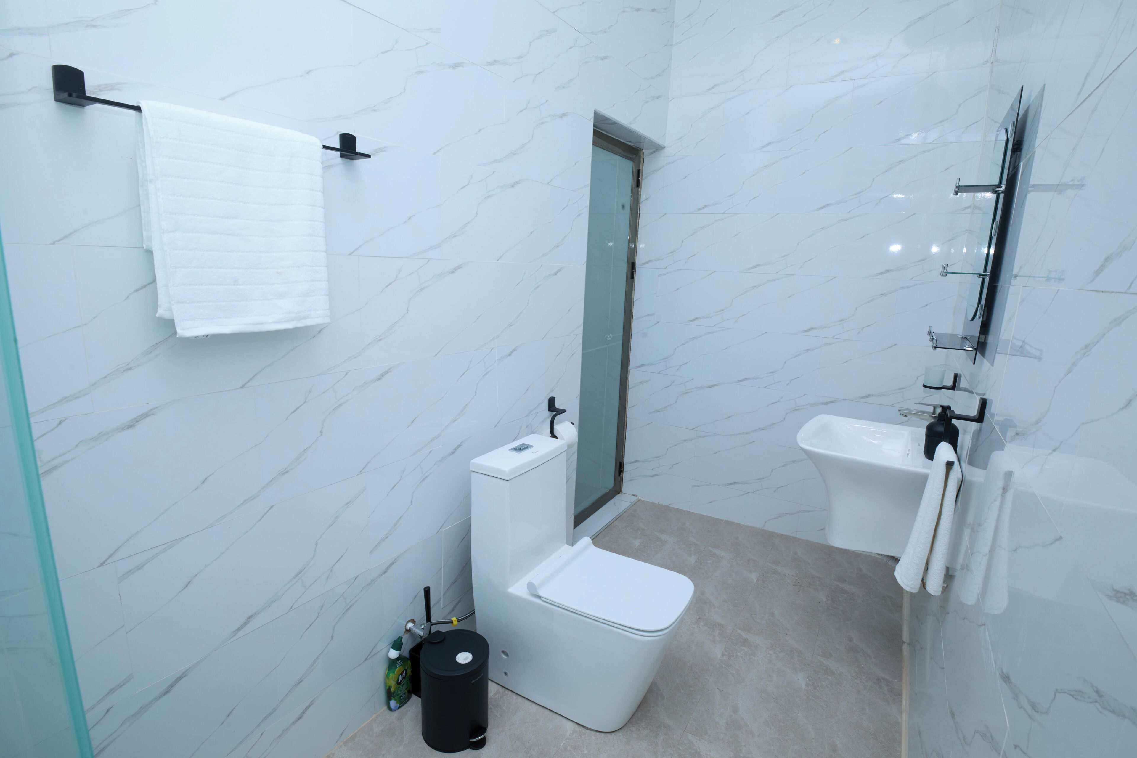 Une salle de bain moderne équipée de toilettes, d’un bidet et d’un lavabo.