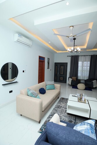 Modern Furnished 2 Bedroom Apartment in Takoradi.20mins to Busua Beach & Airport