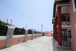 Property grounds - Modern Furnished 2 Bedroom Apartment in Takoradi.20mins to Busua Beach & Airport (Takoradi)