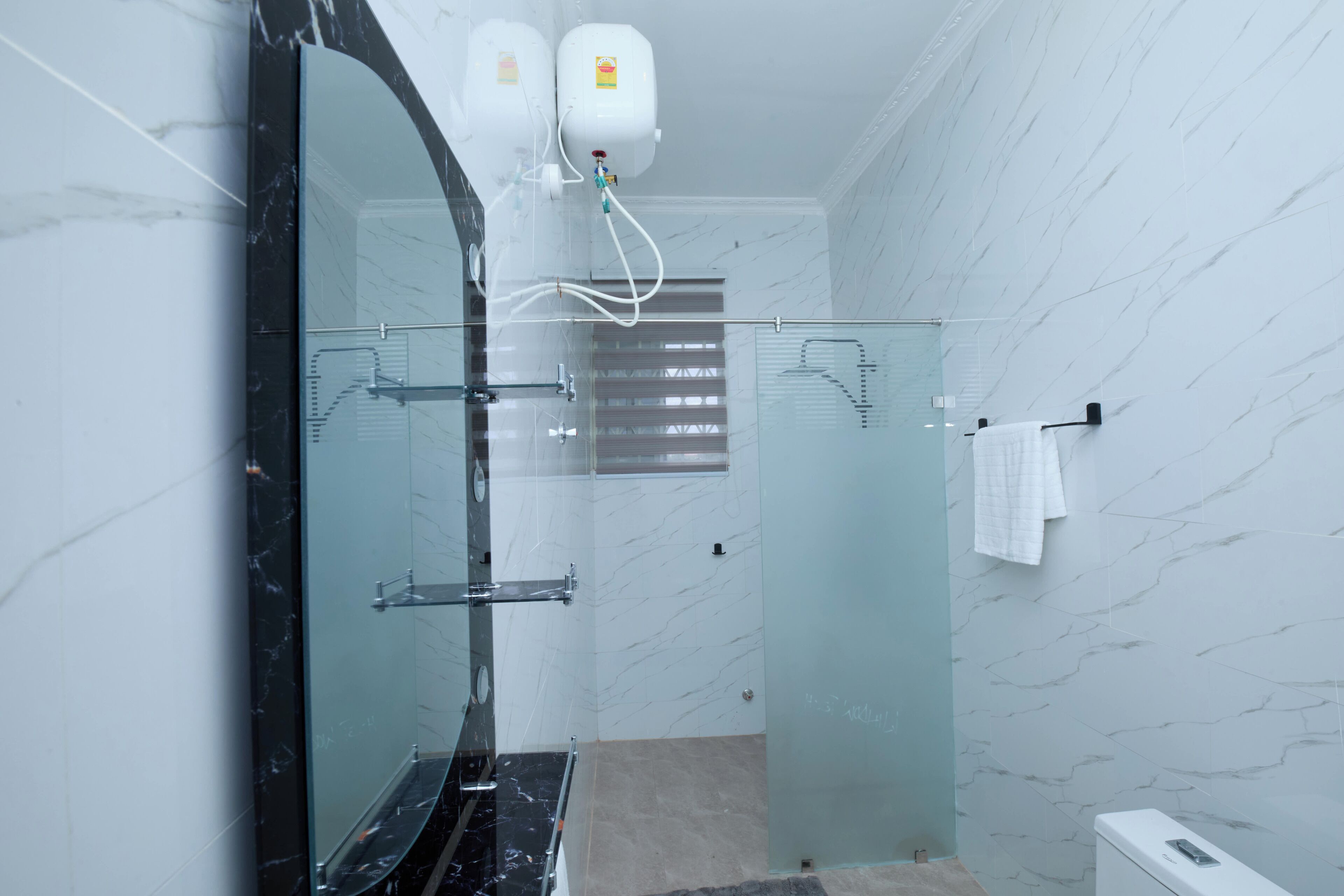 Ducha, toallas, jabón, papel higiénico