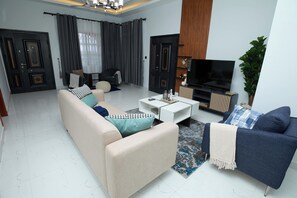Living area - Modern Furnished 2 Bedroom Apartment in Takoradi.20mins to Busua Beach & Airport (Takoradi)