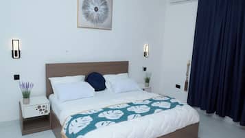 2 bedrooms, iron/ironing board, internet, bed sheets