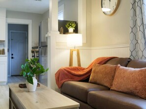 TV, books - Cozy 2BR | WiFi + Kitchen | Extended Stay (East Peoria)