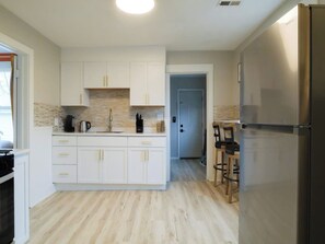 Fridge, microwave, oven, stovetop - Cozy 2BR | WiFi + Kitchen | Extended Stay (East Peoria)