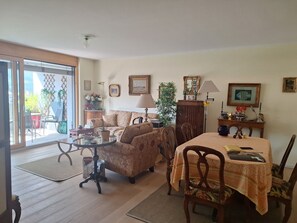Living area - Luxury apartment - period decor - view of the 2 châteaux & parking (Sion)
