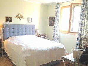 2 bedrooms, iron/ironing board, Internet, bed sheets - Luxury apartment - period decor - view of the 2 châteaux & parking (Sion)