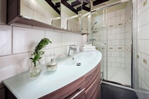 Shower, hair dryer, towels, soap - Luxury Villa Orh: Spacious 5-bedroom villa in amazing Old Town Rovinj (Rovinj)