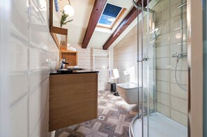 Een douche, een haardroger, handdoeken, zeep
